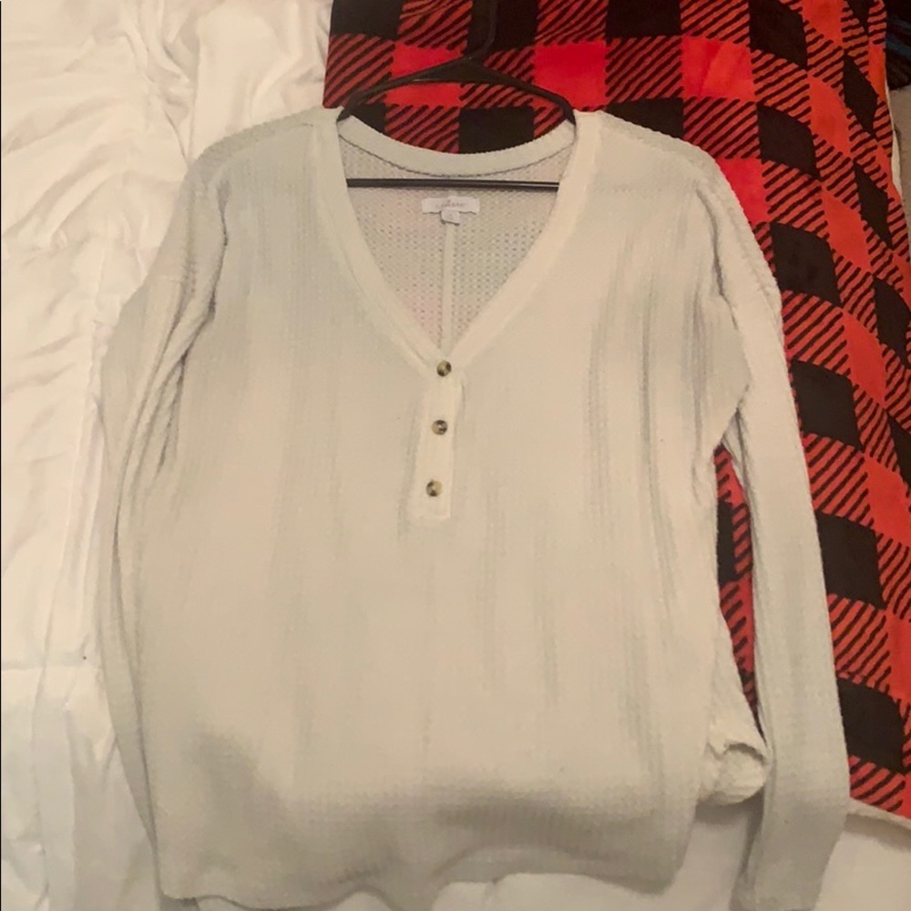 White v-neck long sleeve sweater